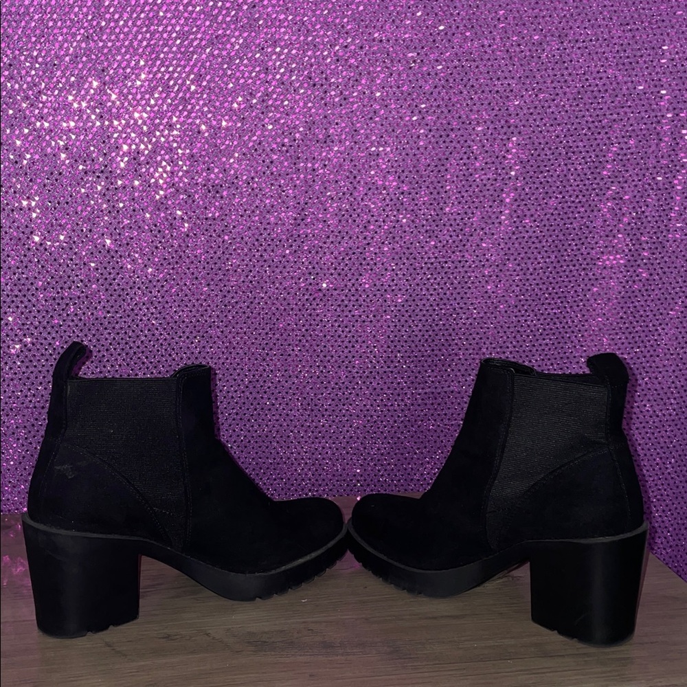 🏝️🎉 Used Black Suede Ankle Boots - Picture 4 of 10